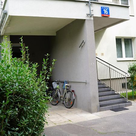 Nice Apartament With Small Tub Warsawa Bagian luar foto