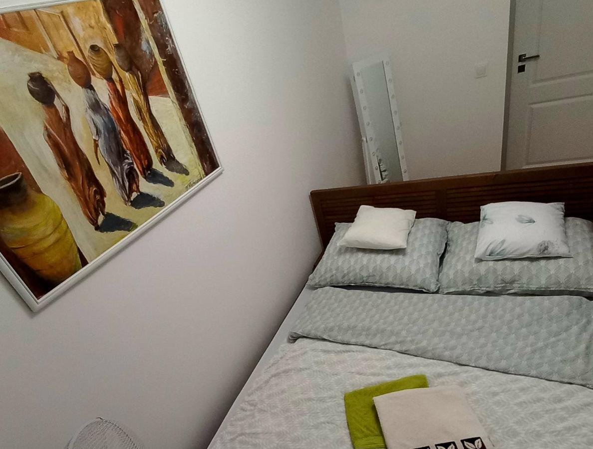 Nice Apartament With Small Tub Warsawa Bagian luar foto