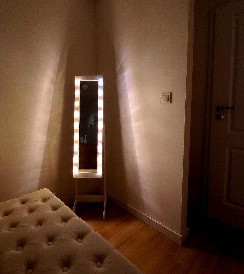 Nice Apartament With Small Tub Warsawa Bagian luar foto