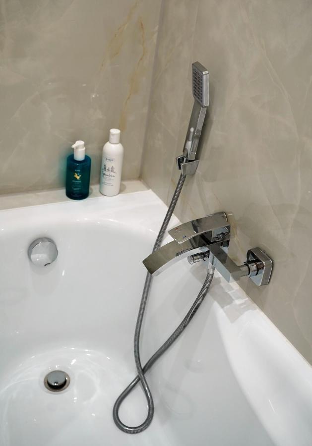 Nice Apartament With Small Tub Warsawa Bagian luar foto